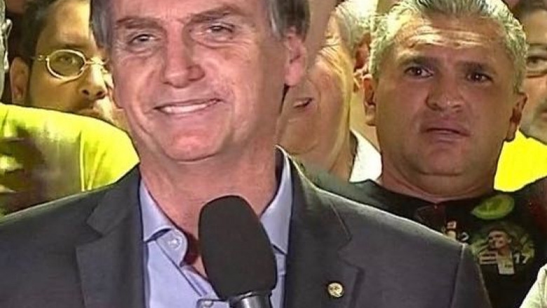 Braço direito de Bolsonaro no Nordeste, paraibano Julian Lemos aparece ao lado do presidente eleito em coletiva da vitória