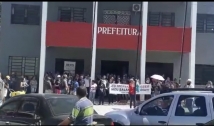 Servidores da Prefeitura de Cajazeiras realizam passeata e cobram atualização dos salários atrasados; assista vídeo