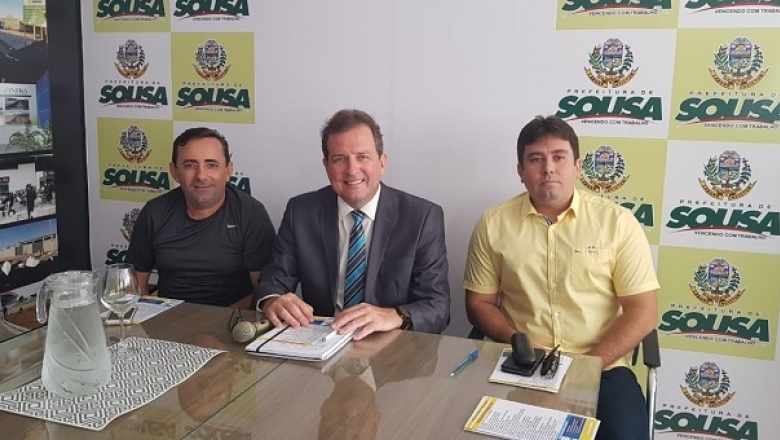 Em entrevista coletiva, prefeito de Sousa anuncia mais investimentos para o mês de março