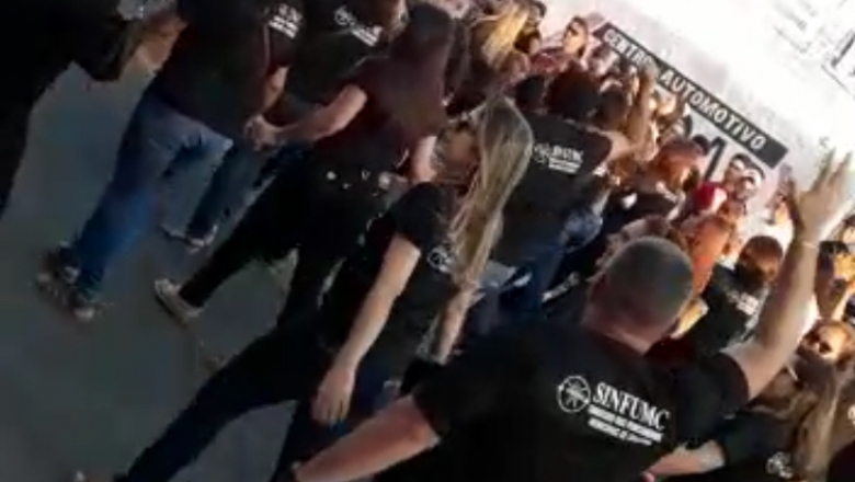 Professores de Cajazeiras protestam em desfile cívico e cobram implantação do piso salarial 