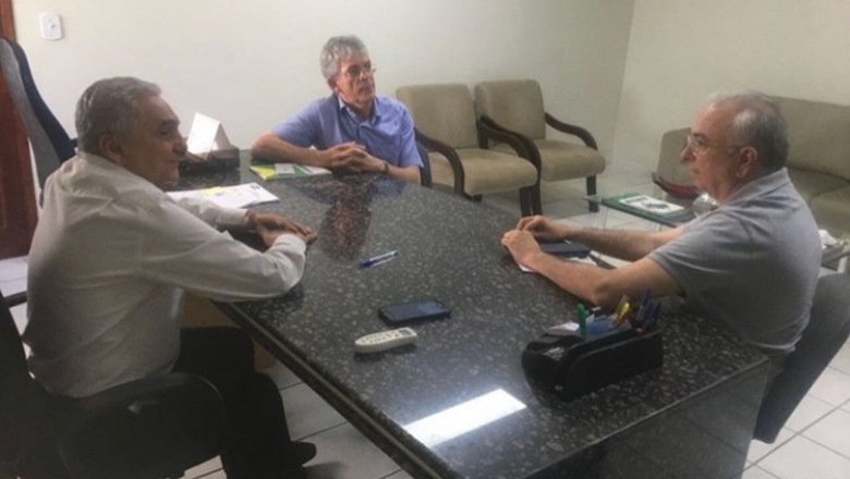 RC visita gabinete do prefeito de Patos e convida gestor para participar de inauguração do Hospital do Bem