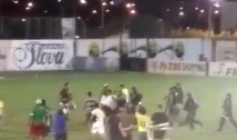 Torcedores do Nacional de Patos invadem campo e tentam agredir equipe de arbitragem no JC