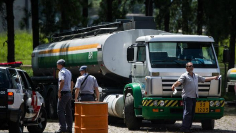 Justiça decide que paralisação dos caminhoneiros não pode impedir o abastecimento de combustíveis