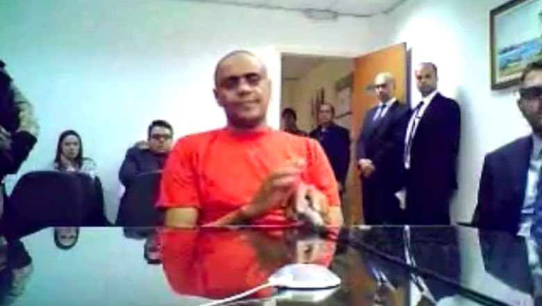 Vídeo mostra depoimento e muita calma do agressor de Bolsonaro: "Queria dar um susto"