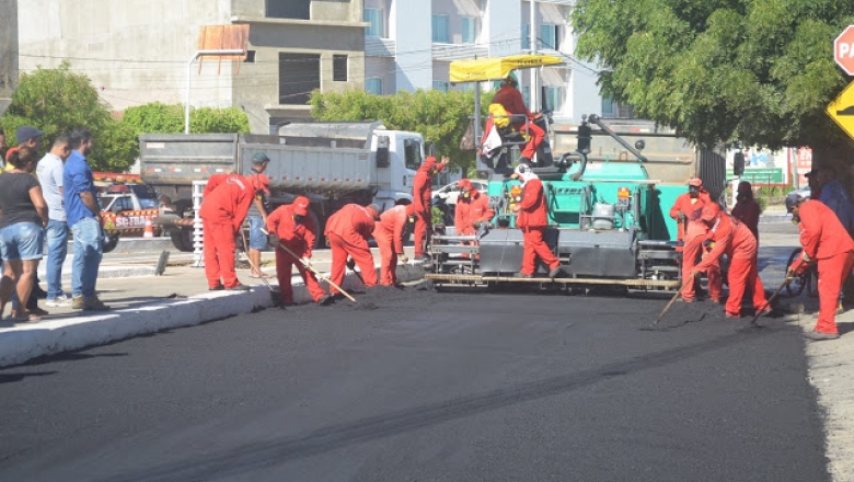 Máquina quebra mais uma vez e obras de asfaltamento são paralisadas em Cajazeiras