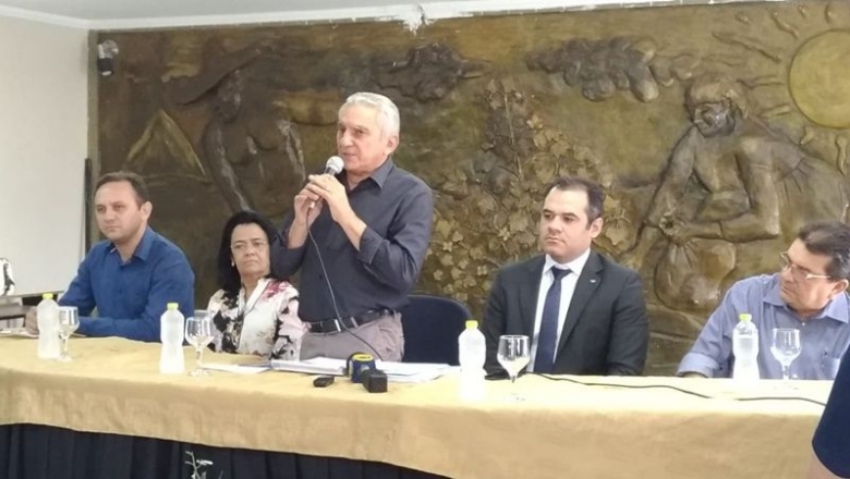 Em coletiva, prefeito de Patos anuncia medidas drásticas e diz que situação financeira é precária  