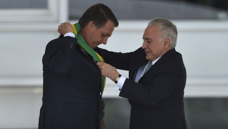 Após receber faixa, Bolsonaro defende fim de corrupção e de vantagens
