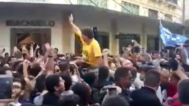 Vídeo mostra momento em que Bolsonaro é atingido por objeto