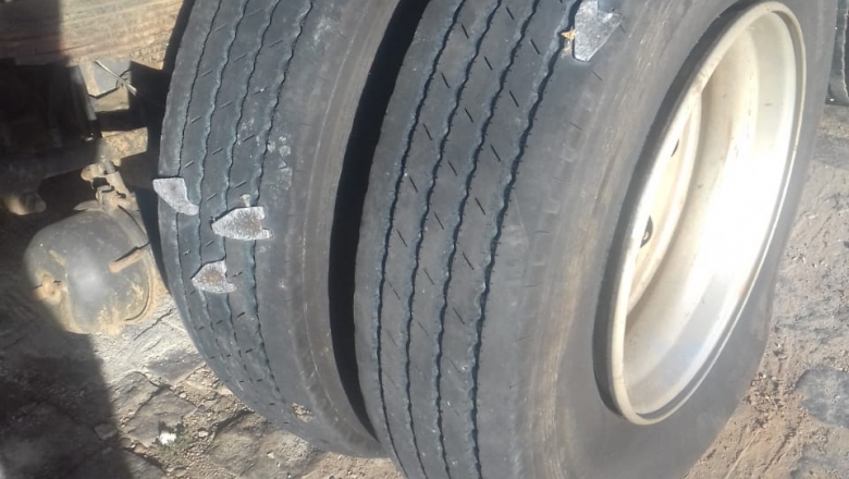 Caminhoneiro mostra pneus com grampos cravados após assalto ao BB de São João do Rio do Peixe