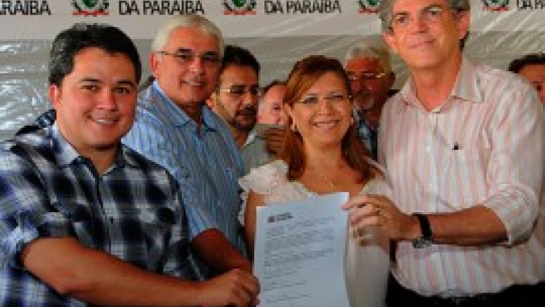 Ex-prefeita de Cajazeiras comemora obra da Praça Nossa Senhora de Fátima: "Recurso de Efraim Filho, quase R$ 300 mil"