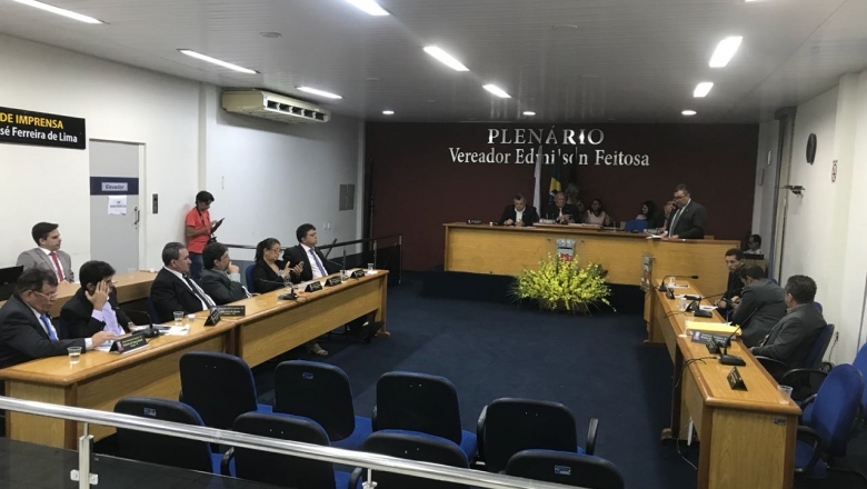 Em sessão extraordinária rápida, vereadores sinalizam positivamente e autorizam viagem ao exterior do prefeito de Cajazeiras 