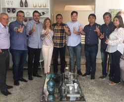 Apoiadores de Júnior Araújo se reúnem antes do encontro com Ricardo Coutinho em Cajazeiras