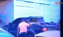 Policial aponta arma para repórter do MaisPB na ‘porta’ do MP