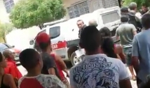 Sertão: Policiais prendem homem que matou esposa a facadas e moradores tentam linchar acusado; veja vídeo