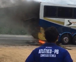 Ônibus que transportava delegação do Atlético de Cajazeiras pega fogo, mas ninguém fica ferido