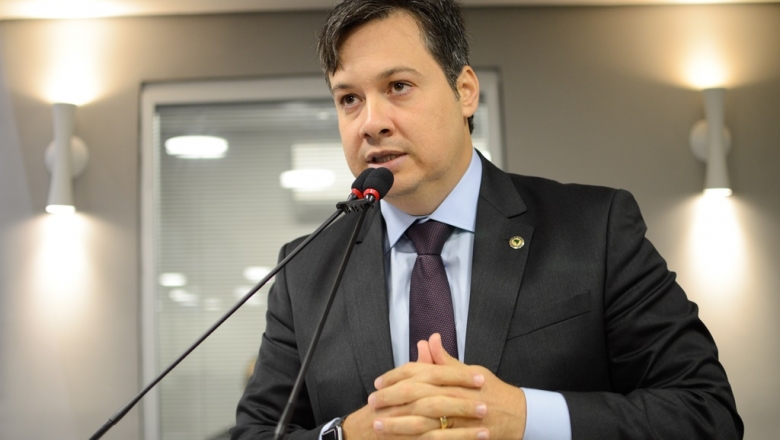 Sem solenidade, Júnior Araújo inicia atividades na Chefia de Governo de João Azevêdo