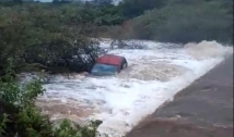 Rio transborda com forte chuva e causa alagamentos em área rural de Aguiar no Vale do Piancó