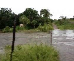 Rio Piranhas transborda na zona rural de Cajazeiras; confira imagens no Sítio Cajazeiras Velha