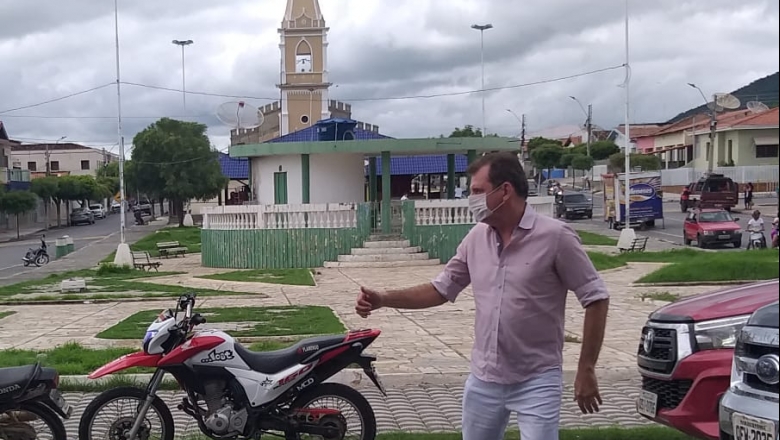 Coronavírus: prefeito de São José de Piranhas orienta pessoas nas ruas e se diz preocupado com a estrutura de saúde do país; veja vídeo