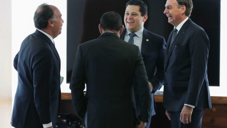 Bolsonaro apela a Davi Alcolumbre para mudar pacote de socorro a estados