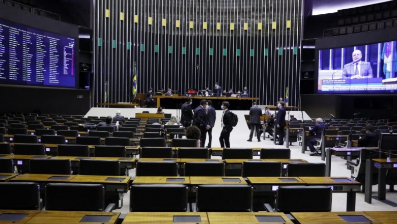 Deputados aprovam em 1º turno texto-base da PEC que adia as eleições municipais  