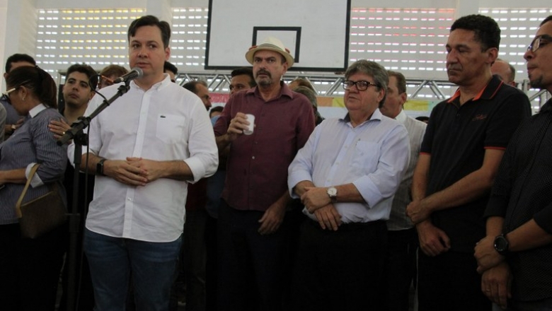 Jr. Araújo comemora obras da estrada de Santa Helena, vias urbanas de Sousa e acesso da Ciretran de Cajazeiras