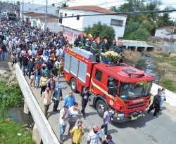 Multidão acompanha sepultamento do deputado Genival Matias em Juazeirinho