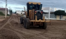 Em Sousa, prefeito Fábio Tyrone determina serviço de terraplanagem em ruas que receberão pavimentação asfáltica