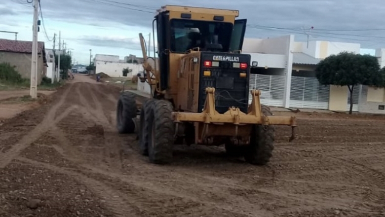 Em Sousa, prefeito Fábio Tyrone determina serviço de terraplanagem em ruas que receberão pavimentação asfáltica
