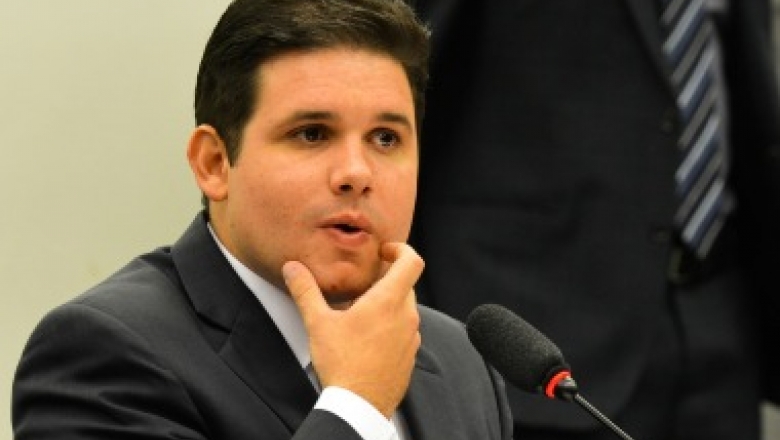 Hugo Motta descarta candidatura a prefeito de Patos e dá sinais de Ivanes Lacerda na disputa