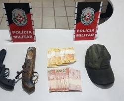 Dupla suspeita de assaltos é detida com arma e moto usadas em ações criminosas no Sertão