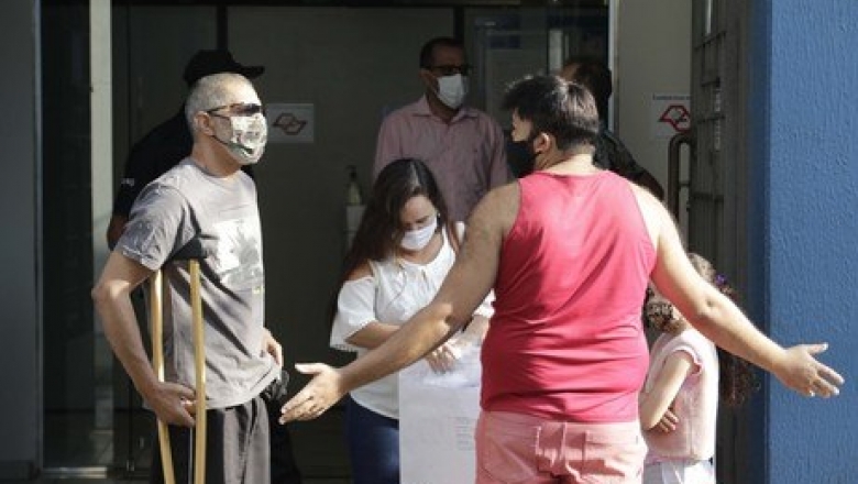 Governo manda médicos peritos do INSS voltarem e ameaça desconto