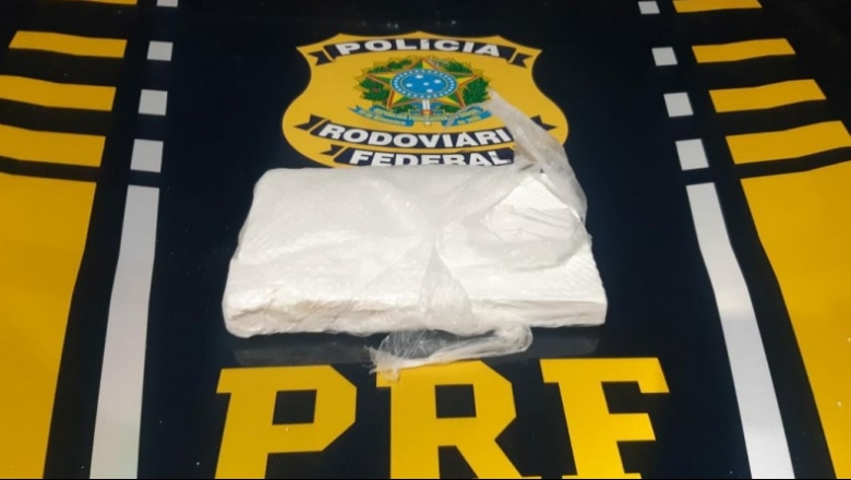 PRF na Paraíba prende passageiro de táxi transportando um quilo de cocaína; droga seria entregue em Patos