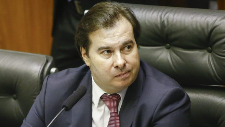 Maia acusa Bolsonaro de mentir sobre 13º do Bolsa Família; assista