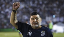 Filhas abandonaram Maradona, garante irmã do craque argentino