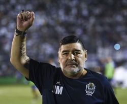 Filhas abandonaram Maradona, garante irmã do craque argentino
