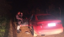Carro roubado na zona rural de Cajazeiras é abandonado na divisa do Ceará e Paraíba