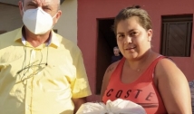 Prefeito entrega cestas básicas a famílias carentes de Cachoeira dos Índios 