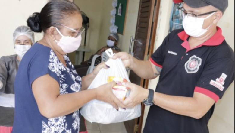 Prefeitura de Cajazeiras distribui cestas básicas com famílias carentes 