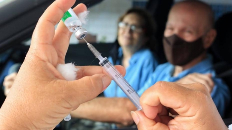 Médico explica que reações à vacina são comuns e não devem ser impedimento para a imunização