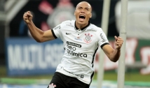 Emocionado, jogador paraibano Mandaca comemora estreia com gol no Corinthians