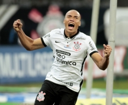 Emocionado, jogador paraibano Mandaca comemora estreia com gol no Corinthians