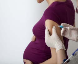 Saúde orienta que gestantes tomem a segunda dose da vacina AstraZeneca após período de gravidez e puerpério