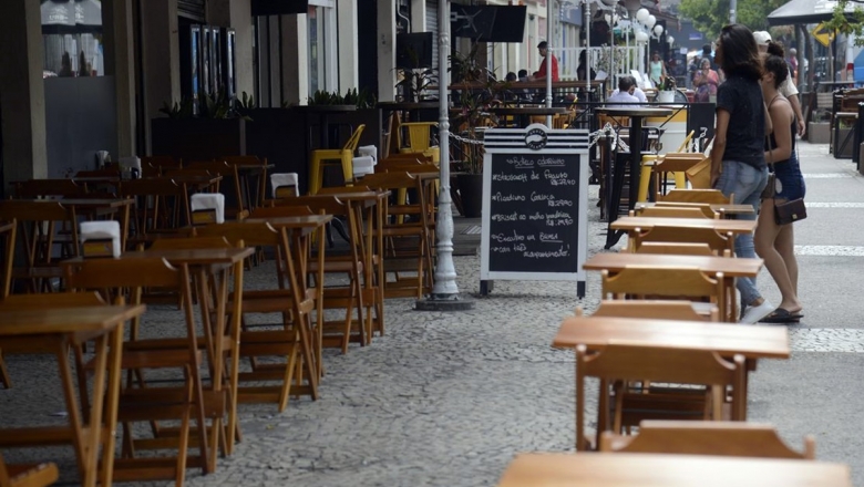 Três prefeitos paraibanos mandam fechar bares e restaurantes; confira