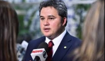 Efraim Filho continua liderando disputa para o Senado, diz pesquisa