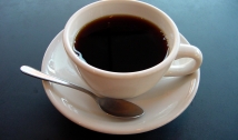 Beber café de qualquer tipo reduz o risco de problemas no fígado, diz estudo