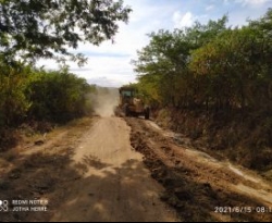 Prefeitura inicia recuperação das estradas vicinais em Bom Jesus