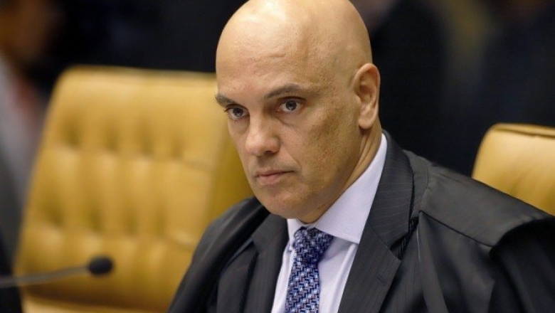 Moraes abre novo inquérito e mira Flávio e Carlos Bolsonaro por fake news