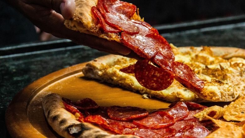 Com moderação, pizza pode ser consumida até duas vezes ao mês; nutricionista explica