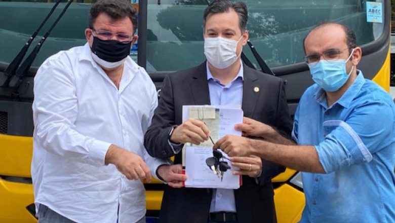 Júnior Araújo entrega ônibus, garante ambulância e intensifica ações para Brejo do Cruz